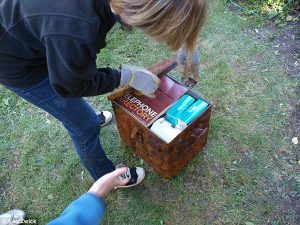 Nakon 10 godina, u svom dvorištu su napokon otvorili ova jeziva metalna vrata… - content image