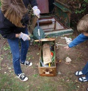 Nakon 10 godina, u svom dvorištu su napokon otvorili ova jeziva metalna vrata… - content image