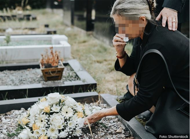 Dva meseca je na grobu muža viđala TUĐE cveće: Pomislila da je imao ljubavnicu, pa doživela još veći ŠOK! - featured image