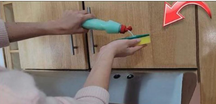 Odličan KUĆNI TRIK za čišćenje prljavih i masnih kuhinjskih ormarića u jednom potezu: Isprobano i odmah djeluje! Odličan KUĆNI TRIK za čišćenje prljavih i masnih kuhinjskih ormarića u jednom potezu: Isprobano i odmah djeluje! - featured image