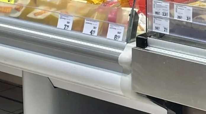 Tip je u dućanu primijetio nesvakidašnji prizor; jednima je skroz simpatičan, drugi su zgroženi Tip je u dućanu primijetio nesvakidašnji prizor; jednima je skroz simpatičan, drugi su zgroženi - featured image