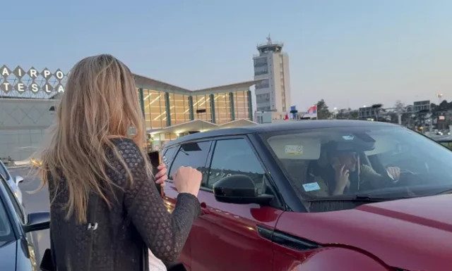 Ovo je zgodni partner Rade Manojlović: Došao po nju u skupocjenoj mašini, pjevačica puca od sreće, svi ga znate i on ima ženu i djecu?