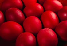 Najboji prirodni način farbanja jaja u jarko crvenu star 50 godina: Samo 1 namirnica vam je potrebna, a boja ne prodire kroz ljusku