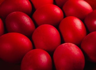 Najboji prirodni način farbanja jaja u jarko crvenu star 50 godina: Samo 1 namirnica vam je potrebna, a boja ne prodire kroz ljusku