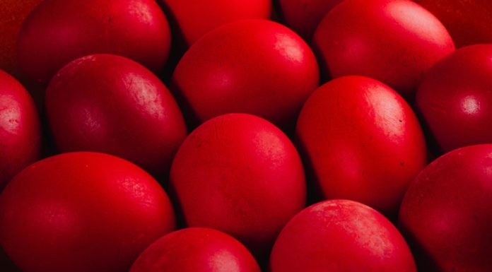 Najboji prirodni način farbanja jaja u jarko crvenu star 50 godina: Samo 1 namirnica vam je potrebna, a boja ne prodire kroz ljusku