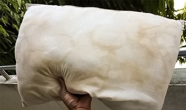 Kako ukloniti fleke od znoja sa jastuka: Svako treba da zna ova TRI trika i zaboravi na uporne žute mrlje